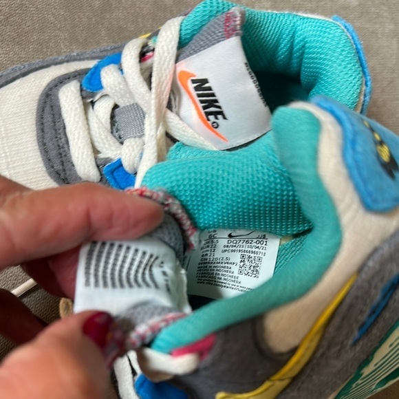 Nike Gray and White Sneakers for Everyday Comfort - Picture 7 of 10